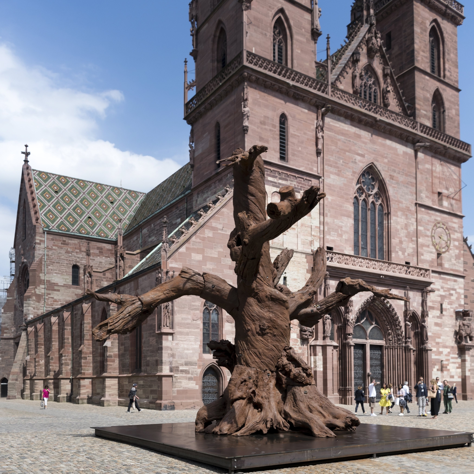 Instalacja „Żelazne drzewo” autorstwa chińskiego artysty Ai Weiweia w Basel, Szwajcaria.