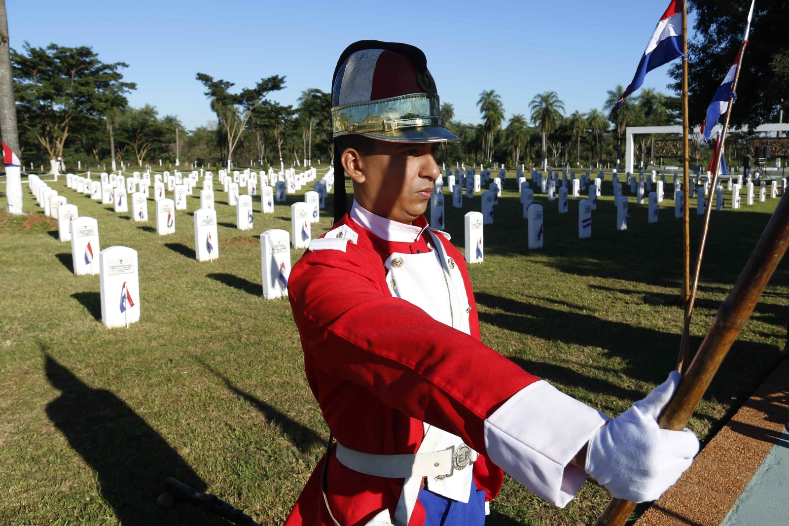 Paragwajski żołnierz pełni wartę na cmentarzu ofiar wojny o Chaco.