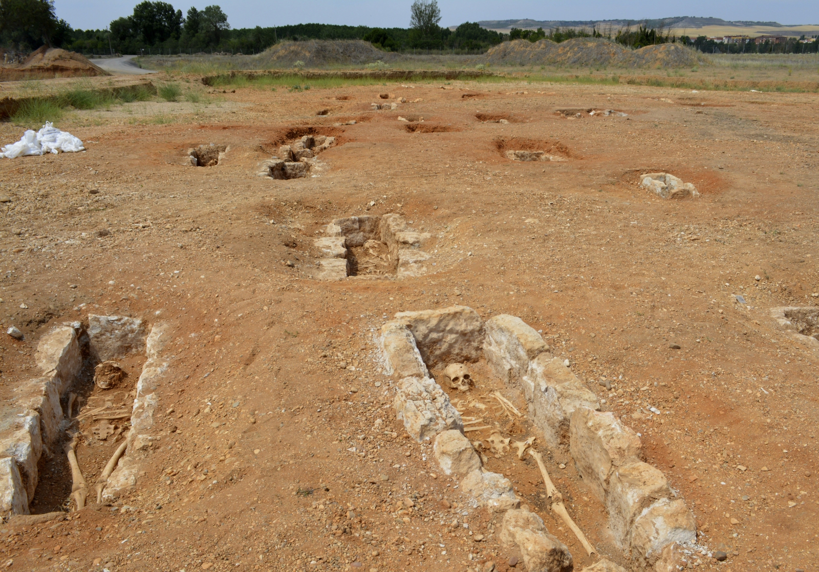 156-grobowa nekropolia pochodząca z XII-XIV wieku, Duenas, Hiszpania.