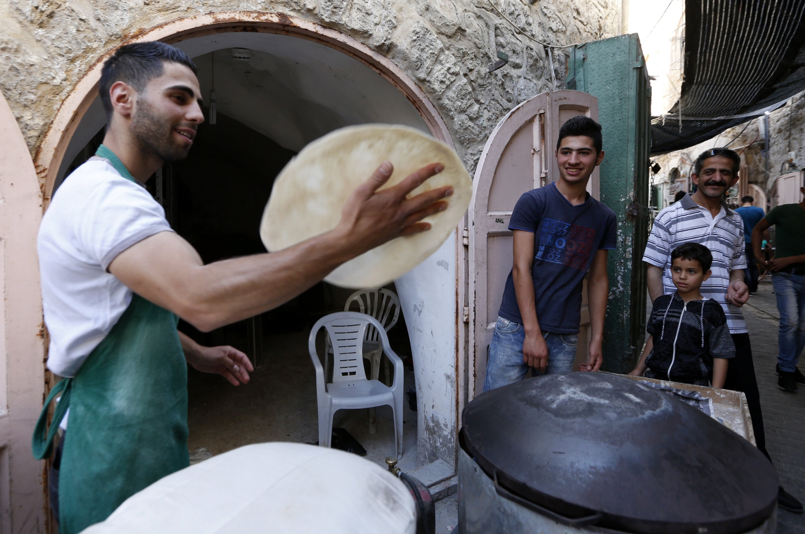 Palestyńscy muzułmanie robią specjalny chleb o nazwie „shrak” w trakcie świętego miesiąca Ramadanu.