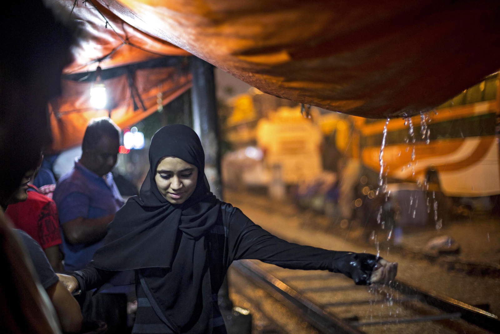 Kobieta chroni się przed silnym deszczem w Kalkucie, Indie.