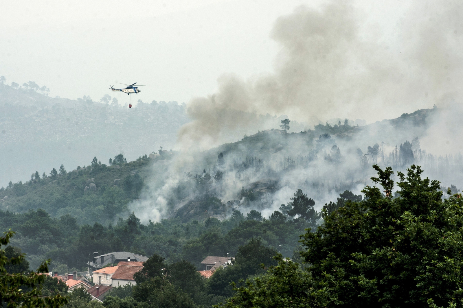 Pożar lasu w Villar de Condes w północnej Hiszpanii.