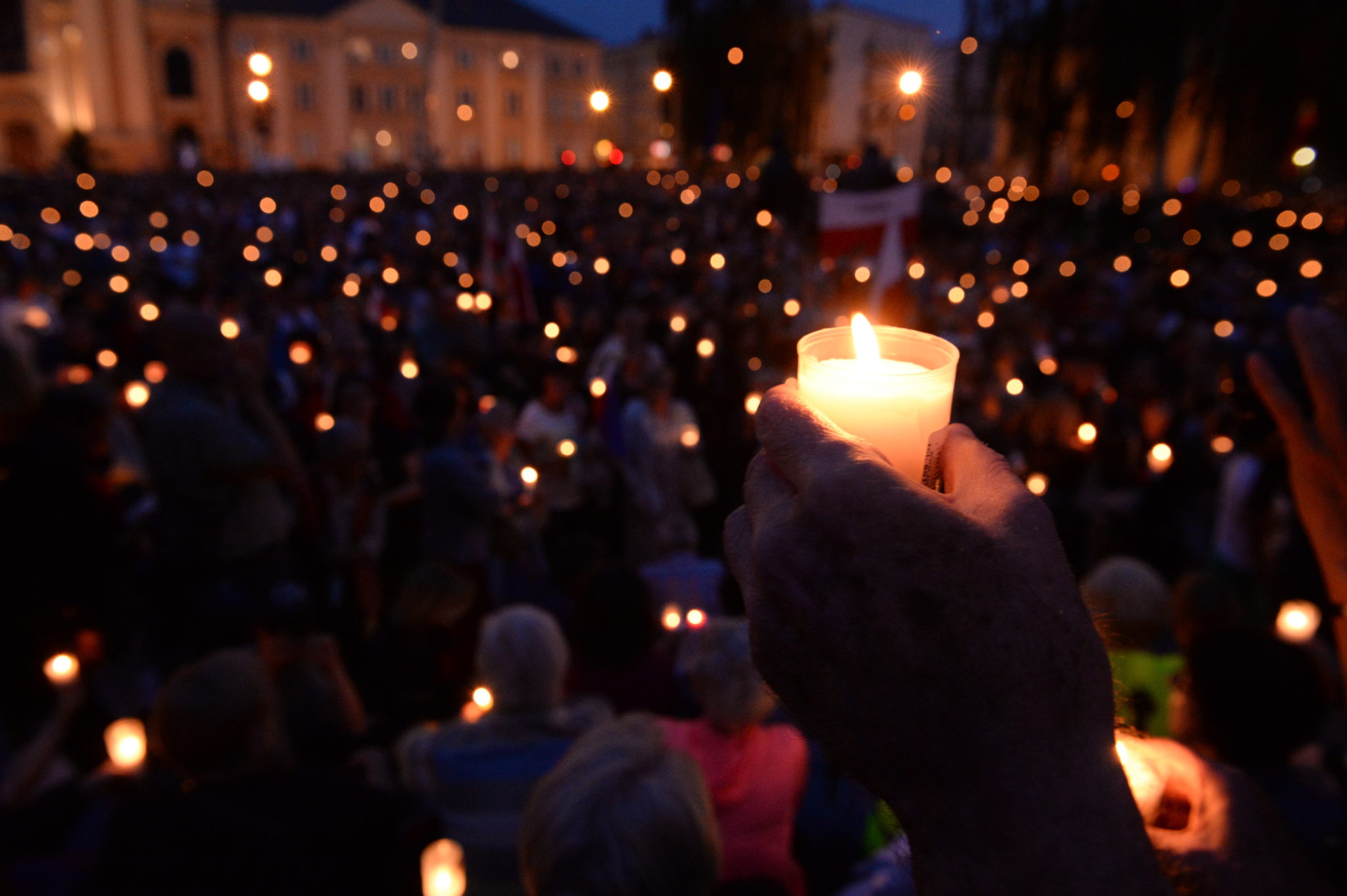 Warszawa, Protestujący z płonącymi zniczami pod siedzibą Sądu Najwyższego, protest przeciwko ustawom zmieniającym ustrój sądów powszechnych oraz skład SN i KRS, fot: PAP/Jacek Turczyk