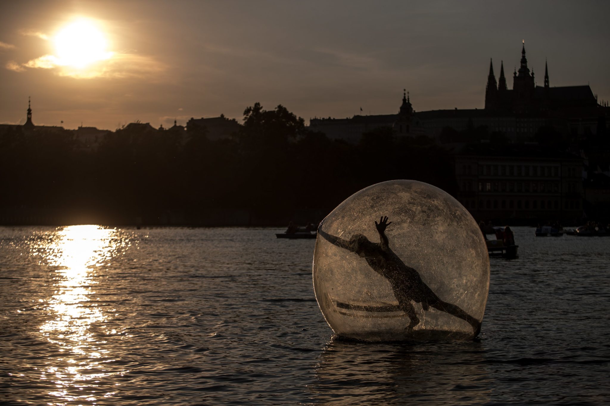 Gigantyczna piłka na Wełtawie w Pradze, fot: MArtin Divisek, PAP/EPA.