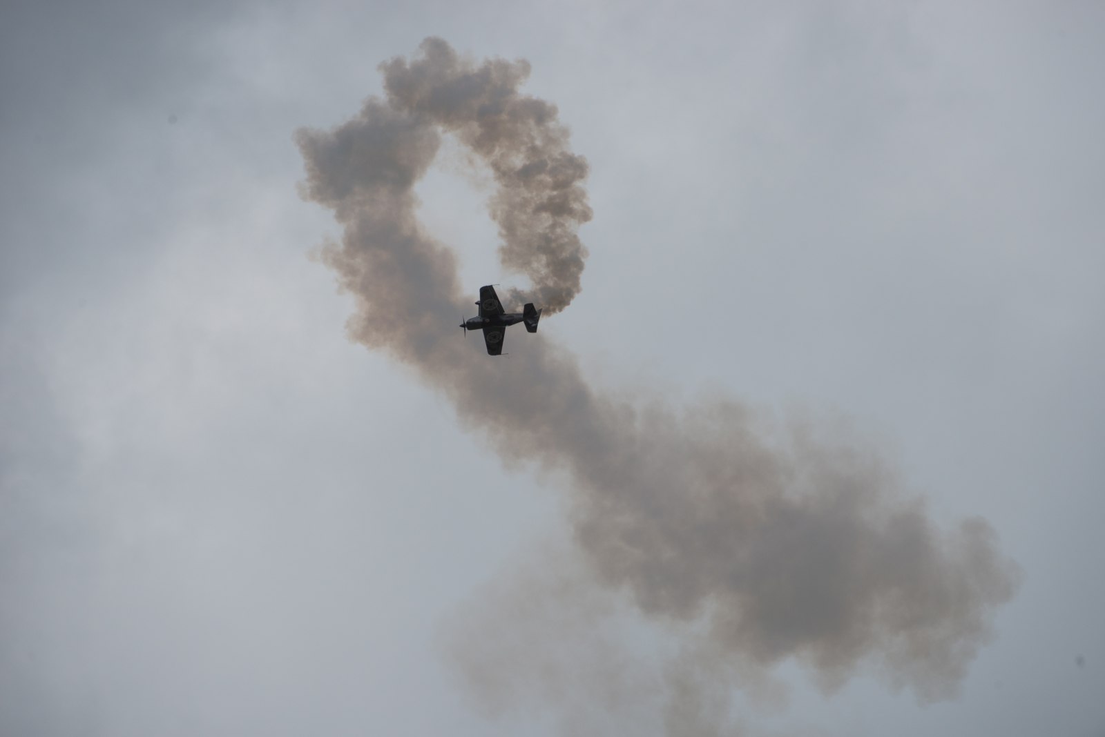 Artur Kielak pokaz akrobacji lotniczej na samolocie XtremeAir XA-41, podczas międzynarodowej wystawy lotniczej Fly Fest w Piotrkowie Trybunalskim.