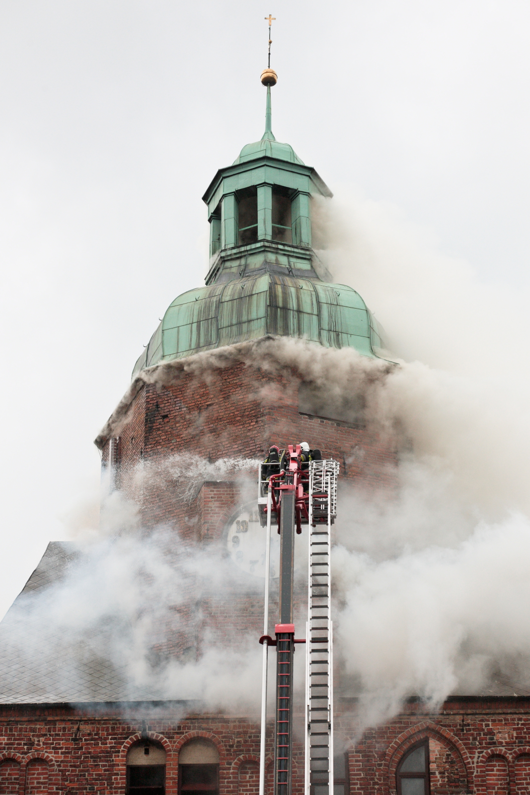 Strażacy walczą z pożarem katedry w Gorzowie Wielkopolskim.