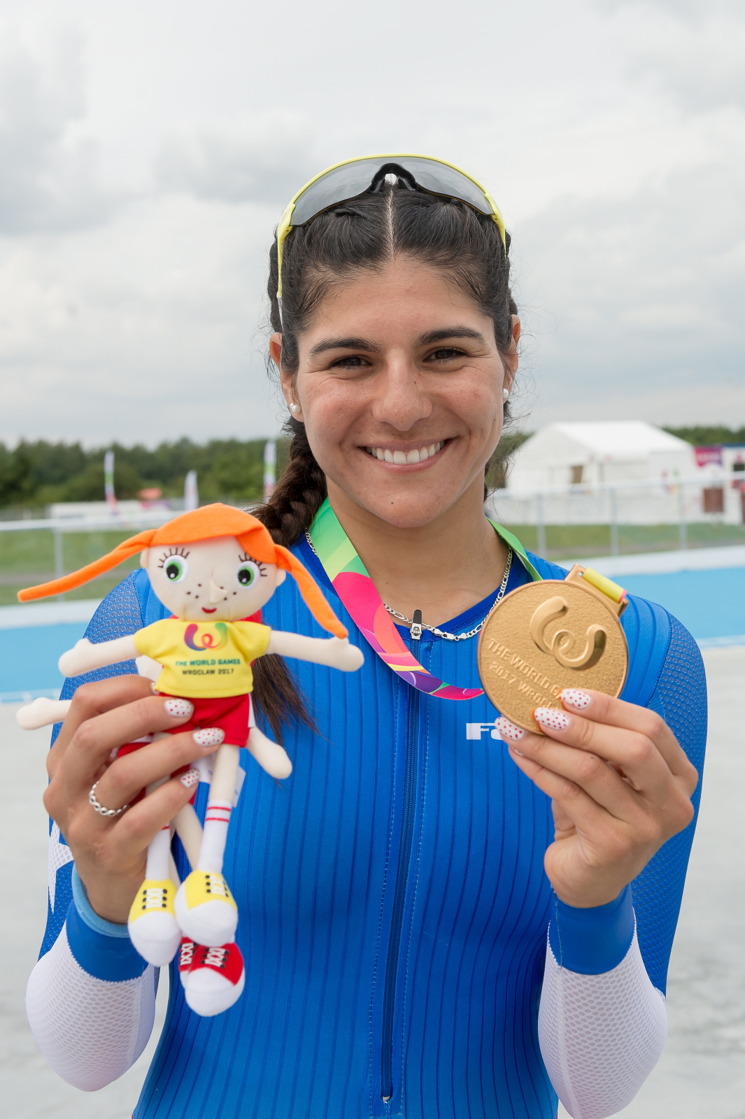 Maria Moya z Chile pozuje do zdjęcia ze złotym medalem, który zdobyła w jaździe szybkiej wrotkarek podczas Światowych Igrzysk Sportów Nieolimpijskich Fot. PAP/Jan Karwowski