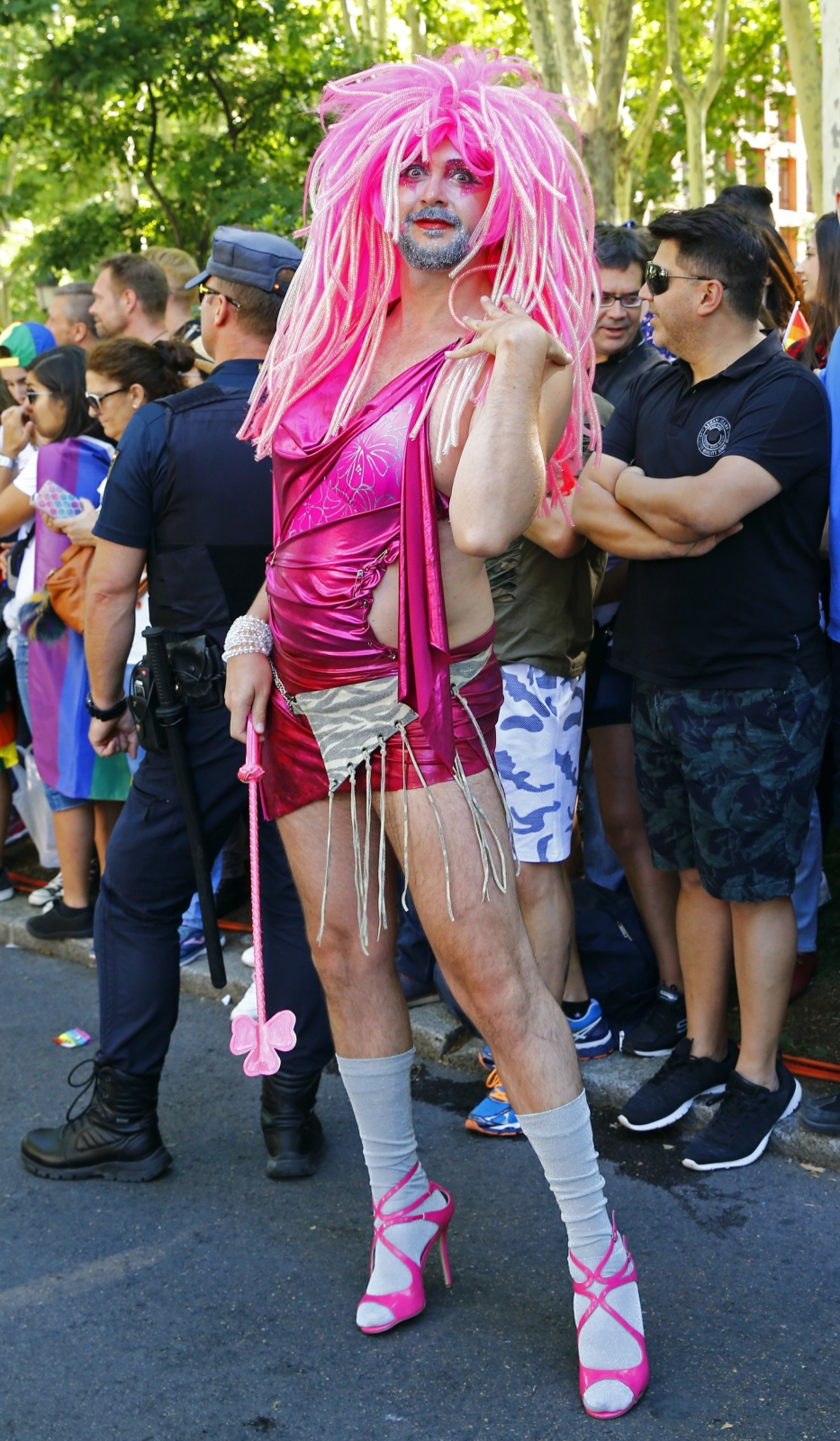 Mężczyzna biorący udział w wielkiej paradzie środowisko LGBT