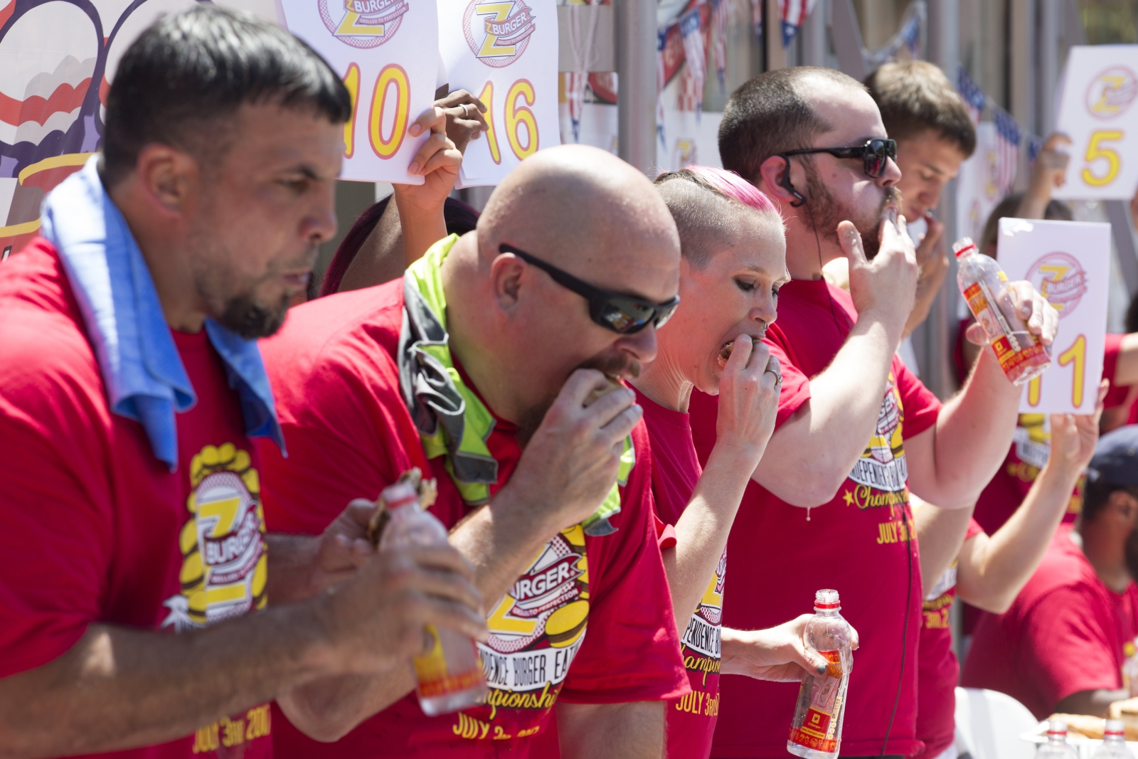Konkurs w najszybszym jedzeniu hamburgerów w USA