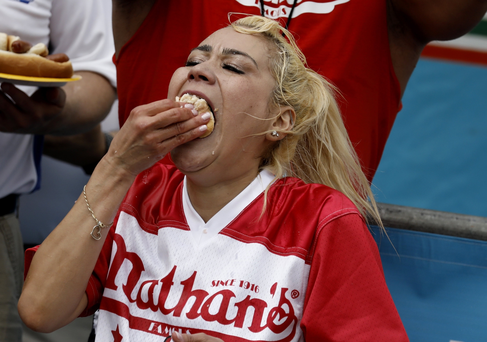 Miki Sudo pożera hot-doga w trakcie zawodów w jedzeniu organizowanych z okazji Dnia Niepodległości, Nowy Jork, USA.