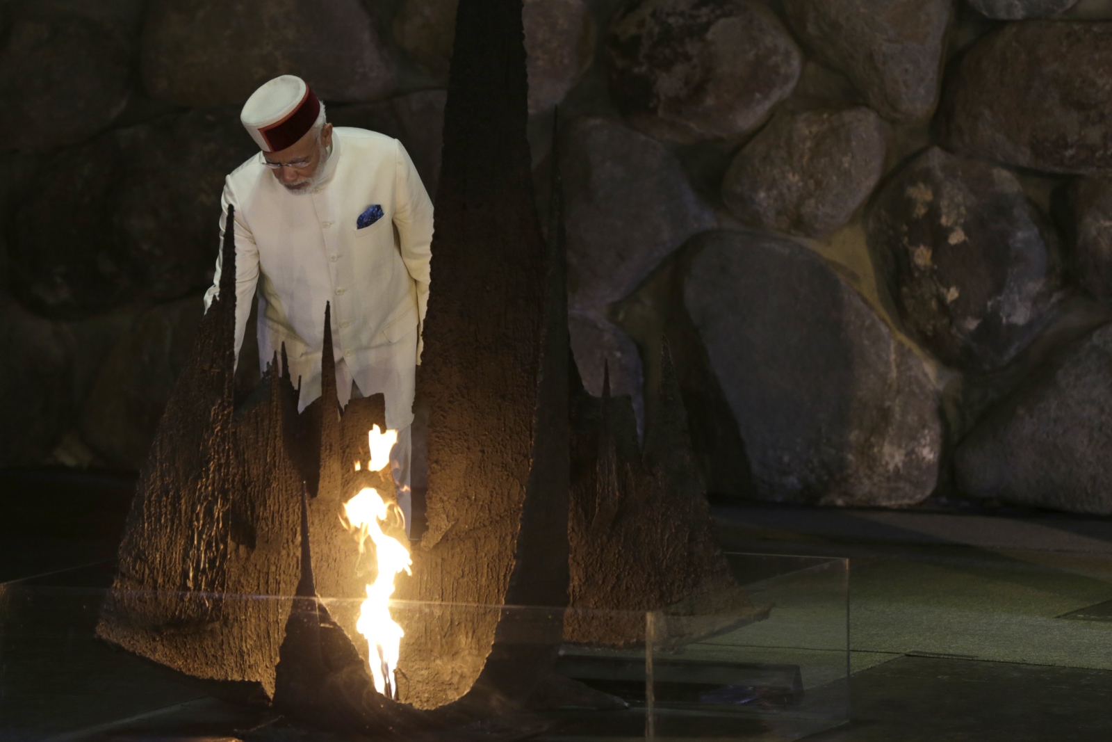 Indyjski premier Narendra Modi w czasie ceremonii ponownego rozpalenia „wiecznego ognia” w Sali Pamięci.