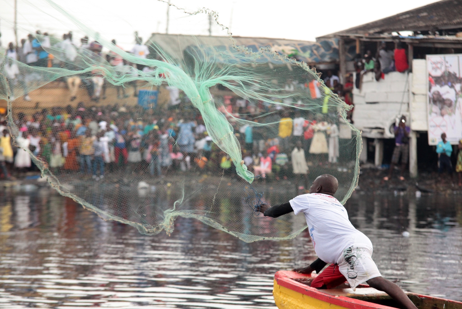 Mężczyzna zarzuca sieć w czasie festiwalu Edina Bakatue, Ghana.