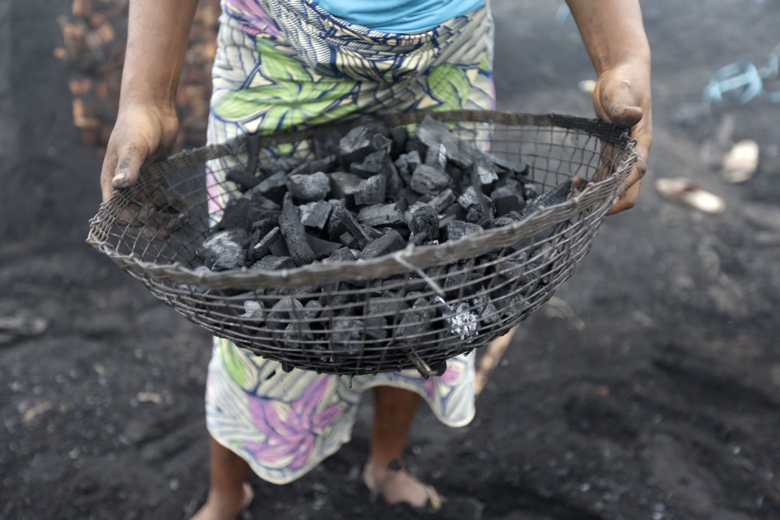 Kobieta pracuje w fabryce węgla drzewnego na Wybrzeżu Kości Słoniowej.