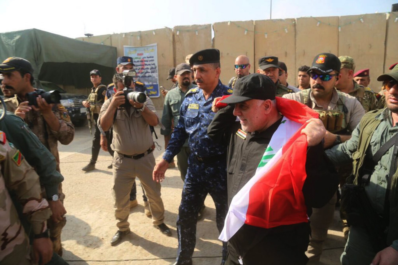 Premier Iraku, Haider al-Abadi odwiedza Mosul, ogłaszając zwycięstwo 