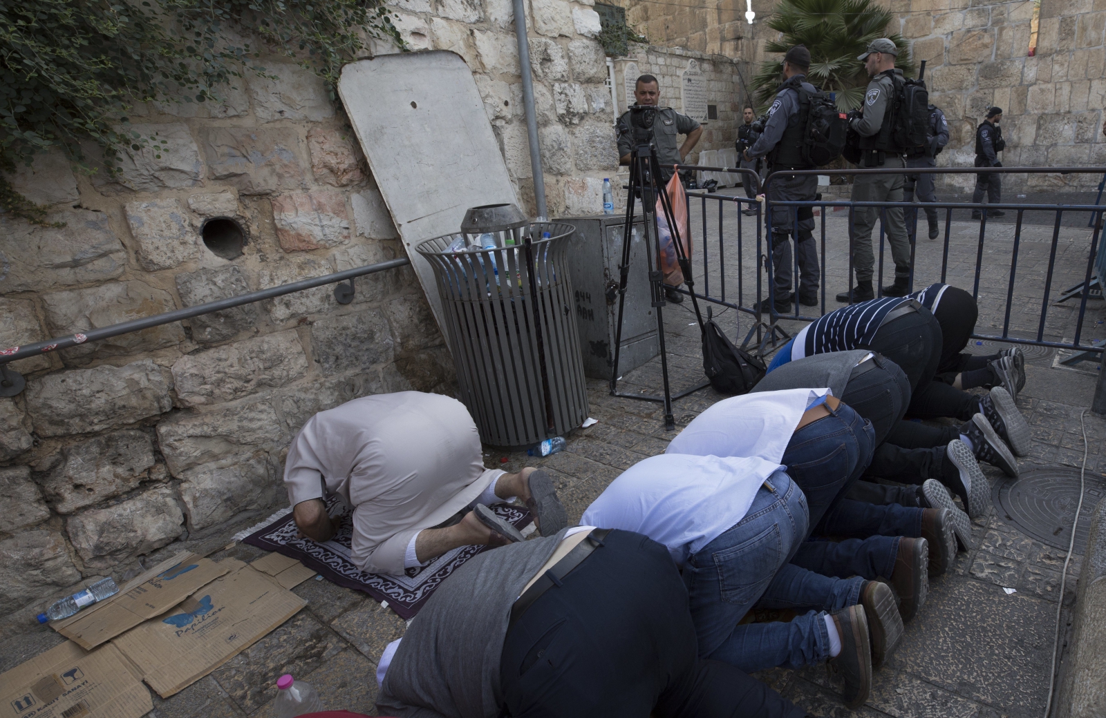 Palestyńczycy modlą się w Jerozolimie