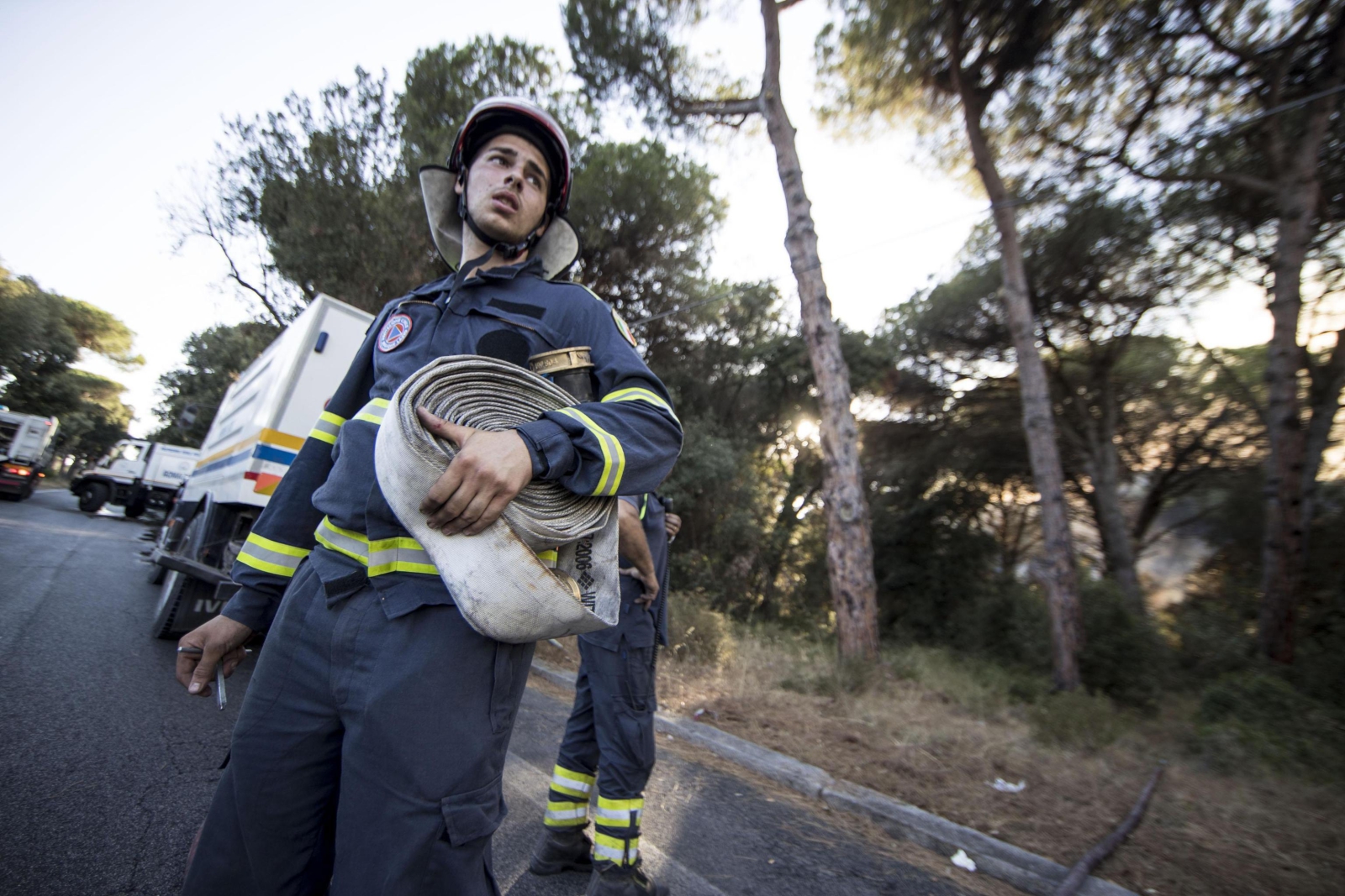 Strażacy walczący z pożarami niedaleko Rzymu, we Włoszech. 