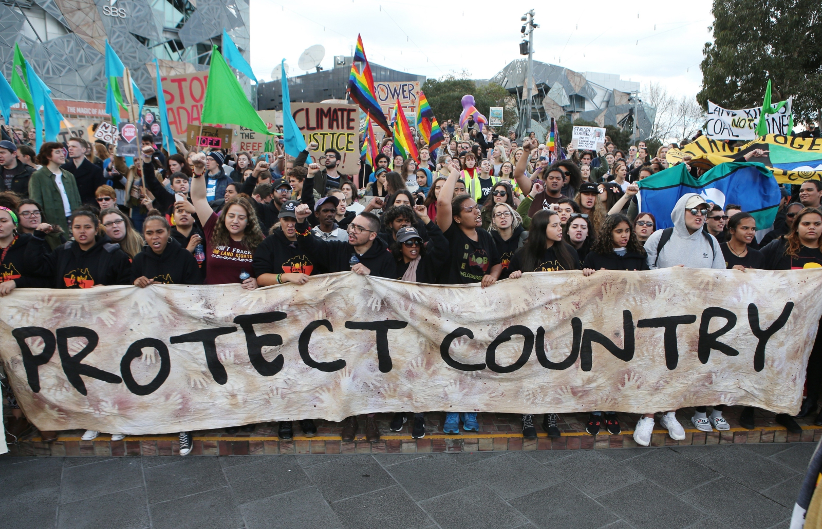 Australijczycy w marszu przeciwko zanieczyszczaniu powietrza. Fot. PAP/EPA.