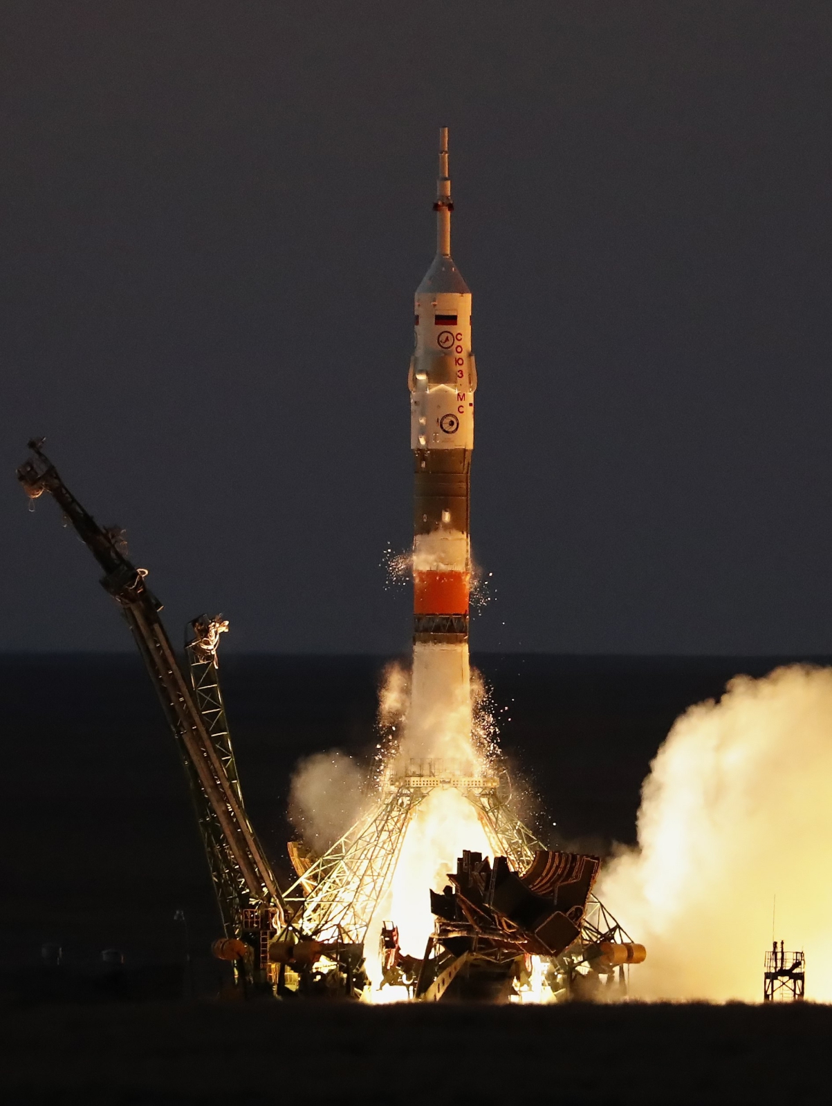 Z kosmodromu Bajkonur w Kazachstanie w kierunku Międzynarodowej Stacji Kosmicznej (ISS) wystartował w piątek rosyjski statek kosmiczny Sojuz MS-05 z międzynarodową załogą. Fot. EPA/SERGEI ILNITSKY 
