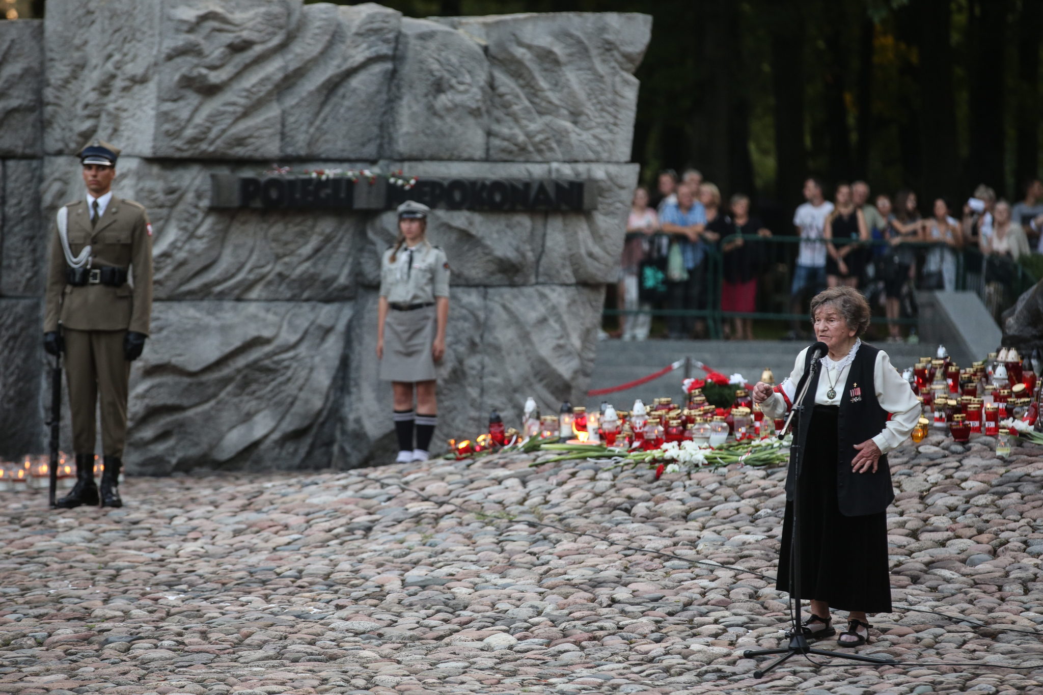 Warszawa, Działaczka podziemia niepodlegściowego w czasie II wojny światowej, żołnierz Armii Krajowej,Wanda Traczyk-Stawska (P) podczas uroczystoci przed pomnikiem 