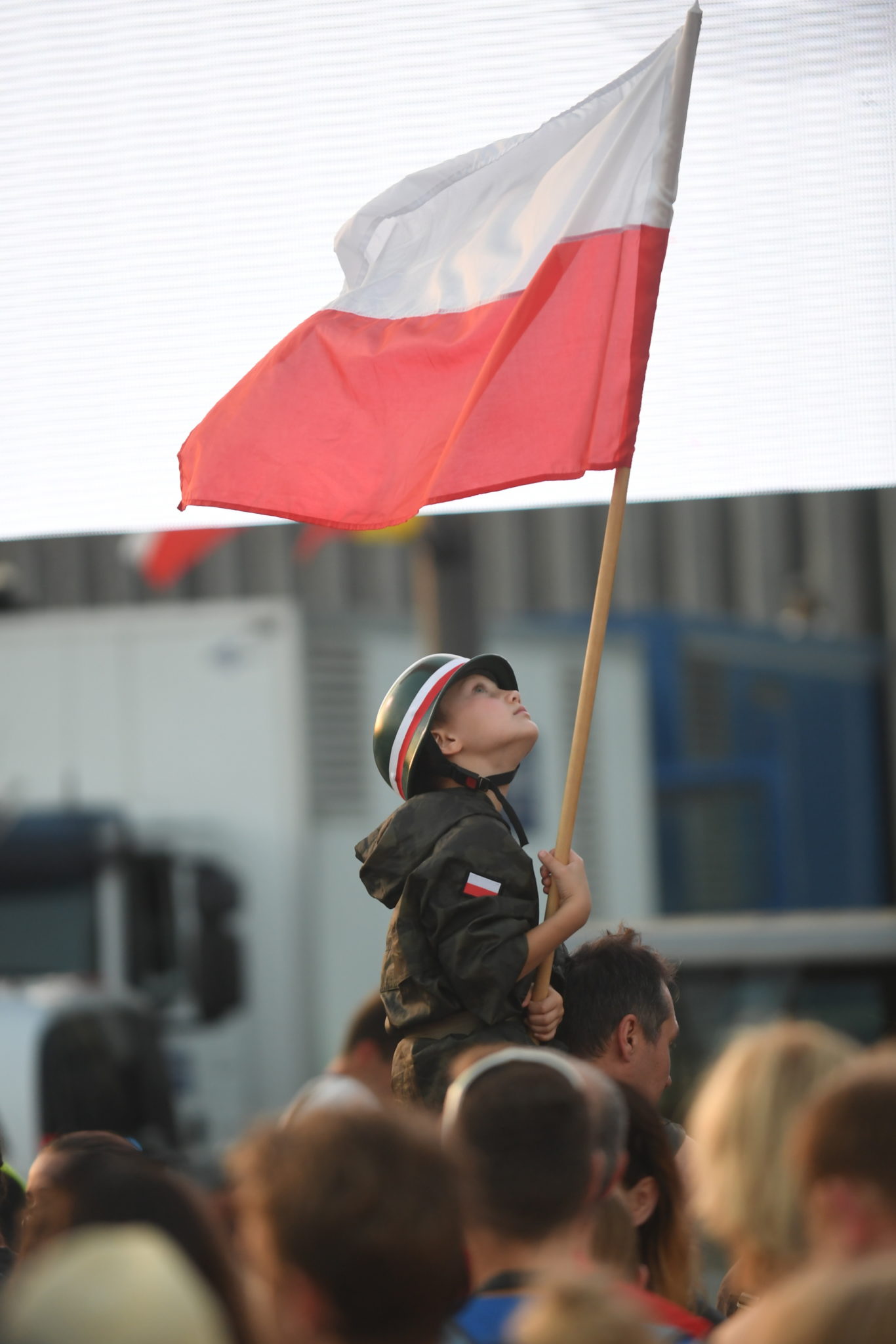 Warszawa, wspólne śpiewanie pieśni powstańczych na Placu Piłsudskiego,  PAP/Bartłomiej Zborowski