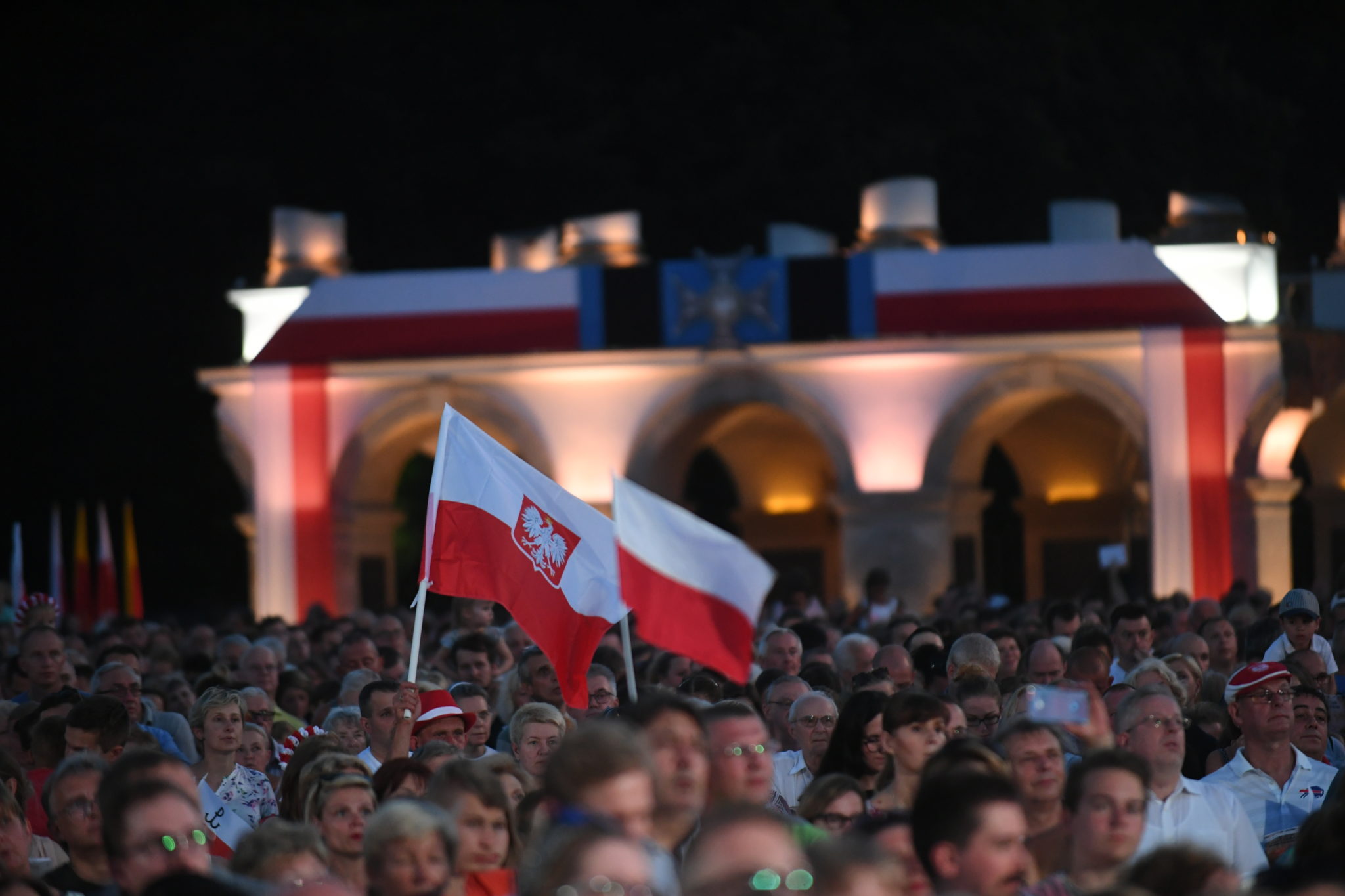 Wspólne śpiewanie pieśni, Plac Piłsudskiego, fot: PAP/Bartłomiej Zborowski