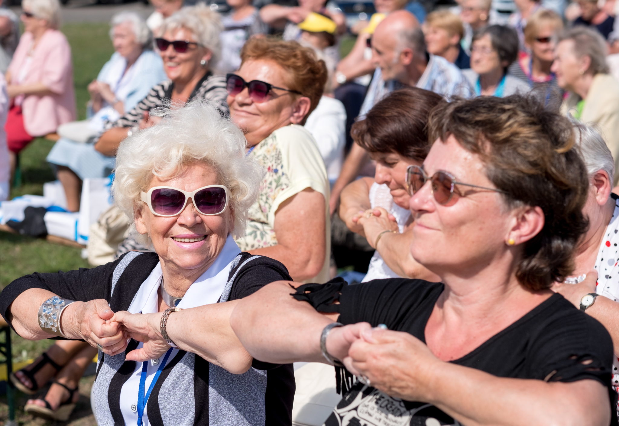 Senioralia w Jaworznie, zainteresowani mogli skorzystać z porad specjalistów w zakresie zdrowia i diety, ale także z aktywnych zajęć - jak nordic walking, fot: Andrzej Grygiel