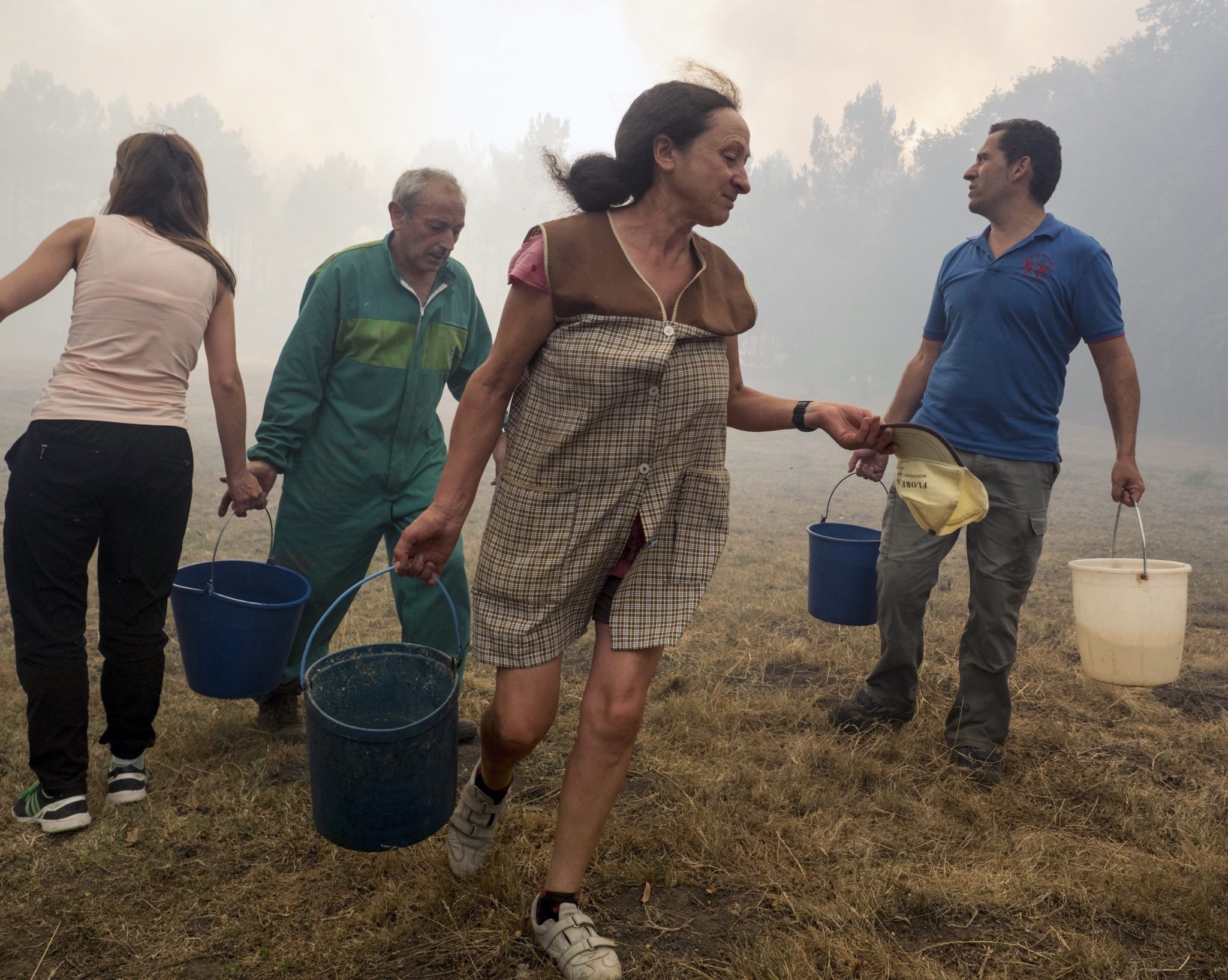 Mieszkańcy Hiszpanii walczą z ogniem w lesie w Palas de Rei, w regionie Lugo, fot: Eliseo Trigo, PAP / EPA 