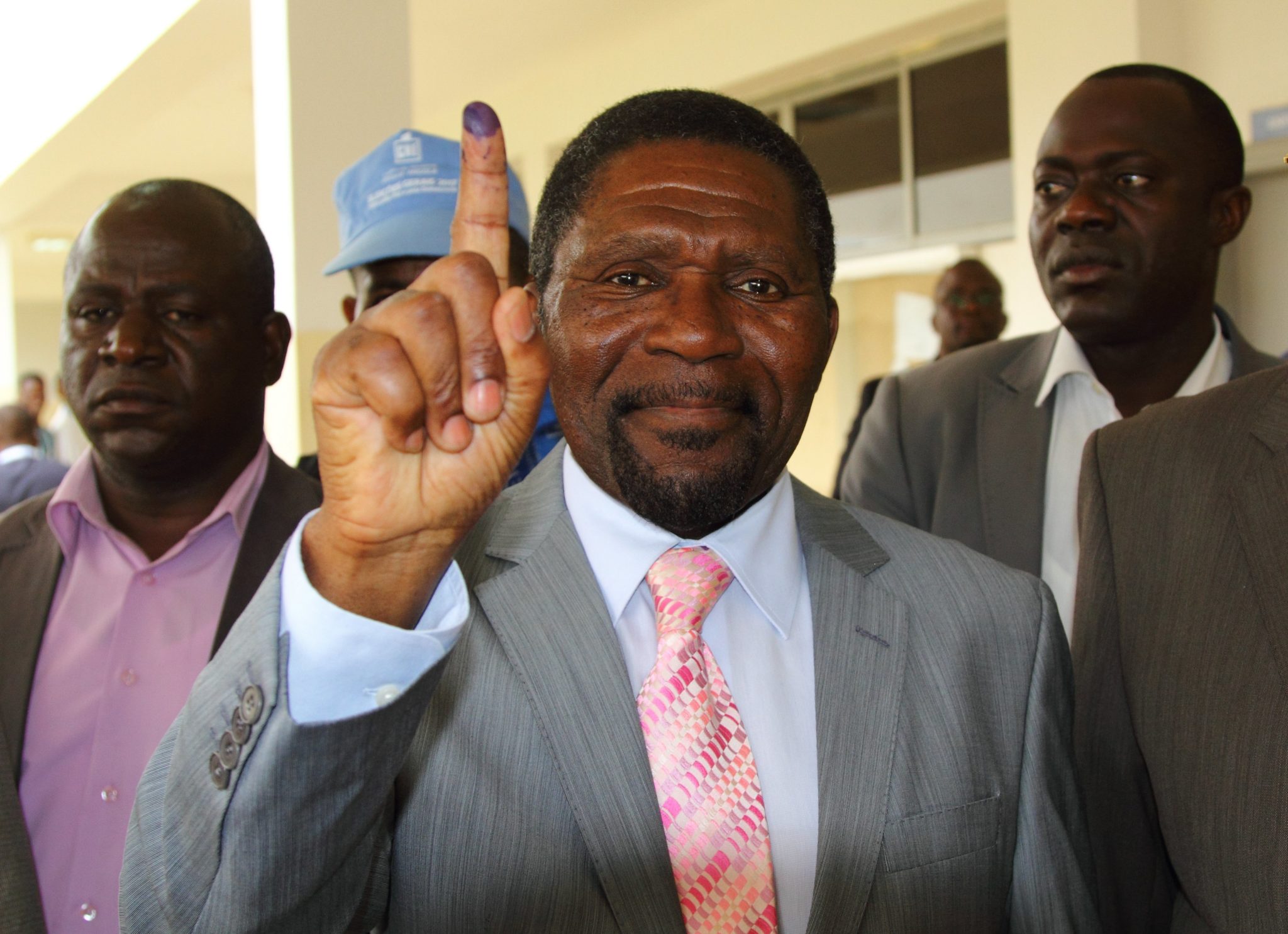 Isaias Samakuva (kandydat w wyborach) pokazuje palec naznaczony atramentem. W Angoli trwają wybory na prezydenta i wiceprezydenta i 220 deputowanych, fot: PAP/EPA 