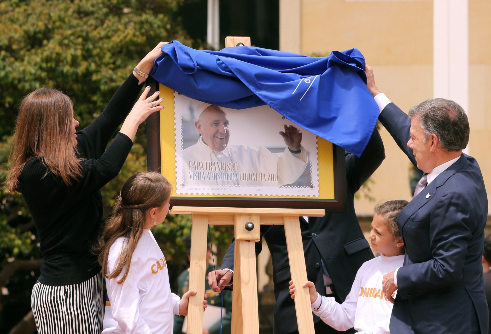 Prezydent Kolumbii publikuje pieczęć upamiętniającą wizytę papieża Franciszka w kraju (zaplanowana na wrzesień), fot: Mauricio Dueńas Castańeda, PAP/EPA