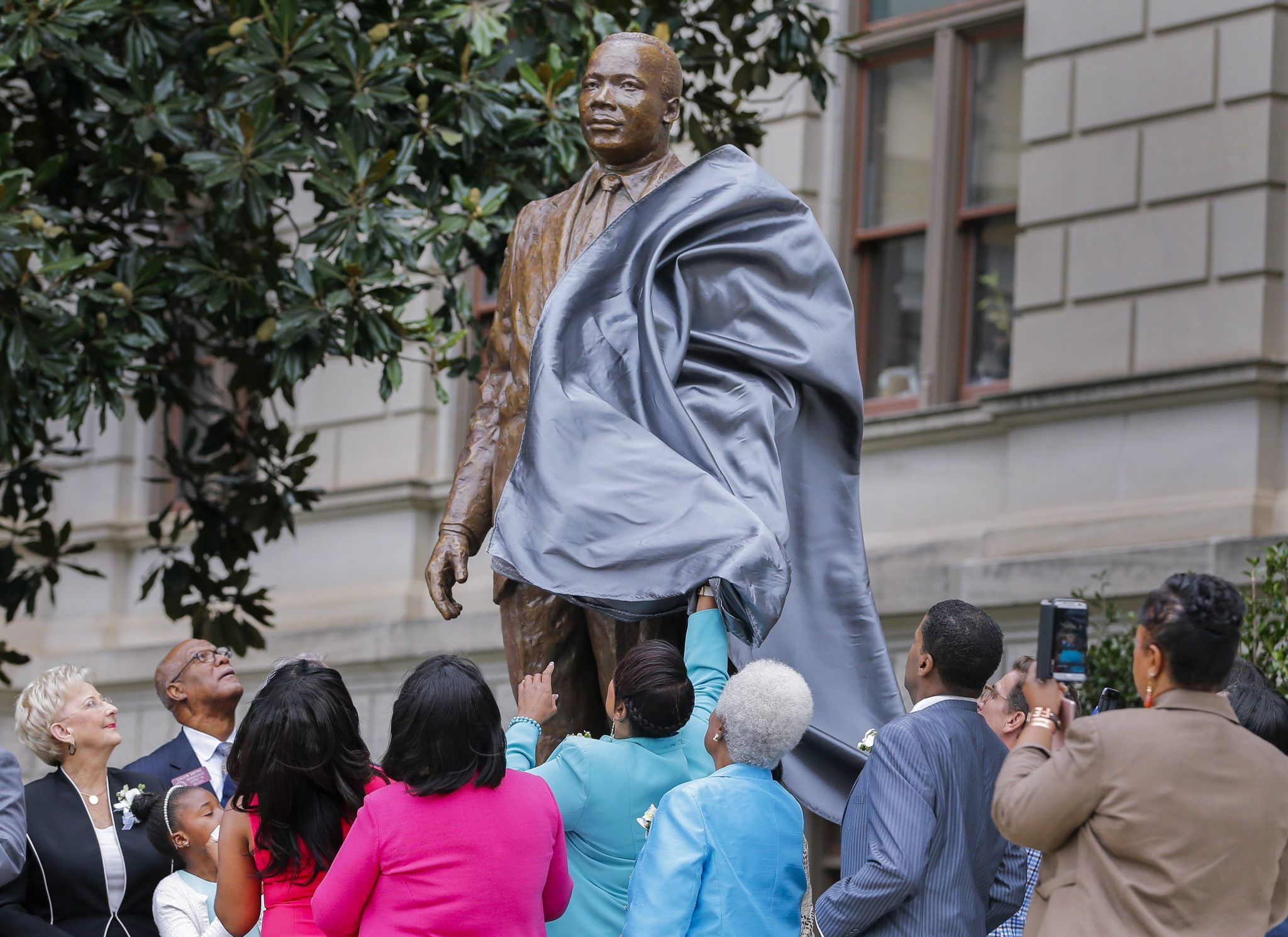 Członkowie rodziny i urzędnicy państwowi odsłaniają figurę przywódcę praw obywatelskich Martina Luthera Kinga przy Kapitolu stanu Georgia w Atlancie, USA, fot: Erik S. Lesser, PAP/EPA 