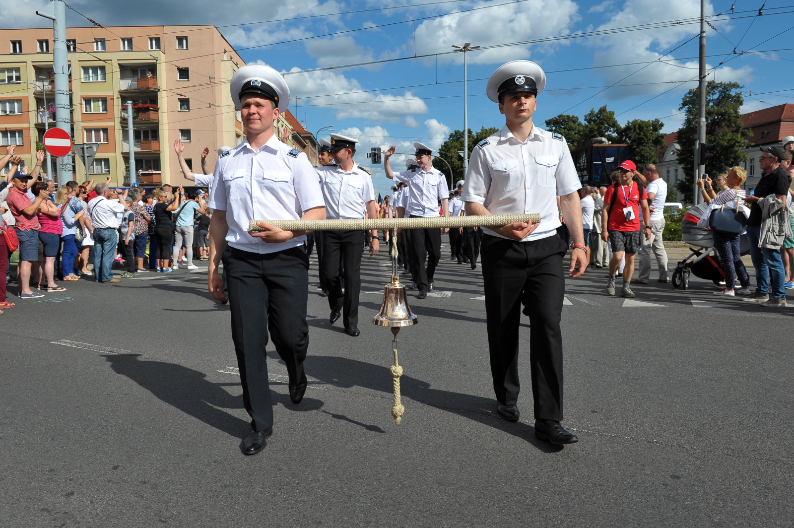Parada załóg żaglowców w Szczecinie