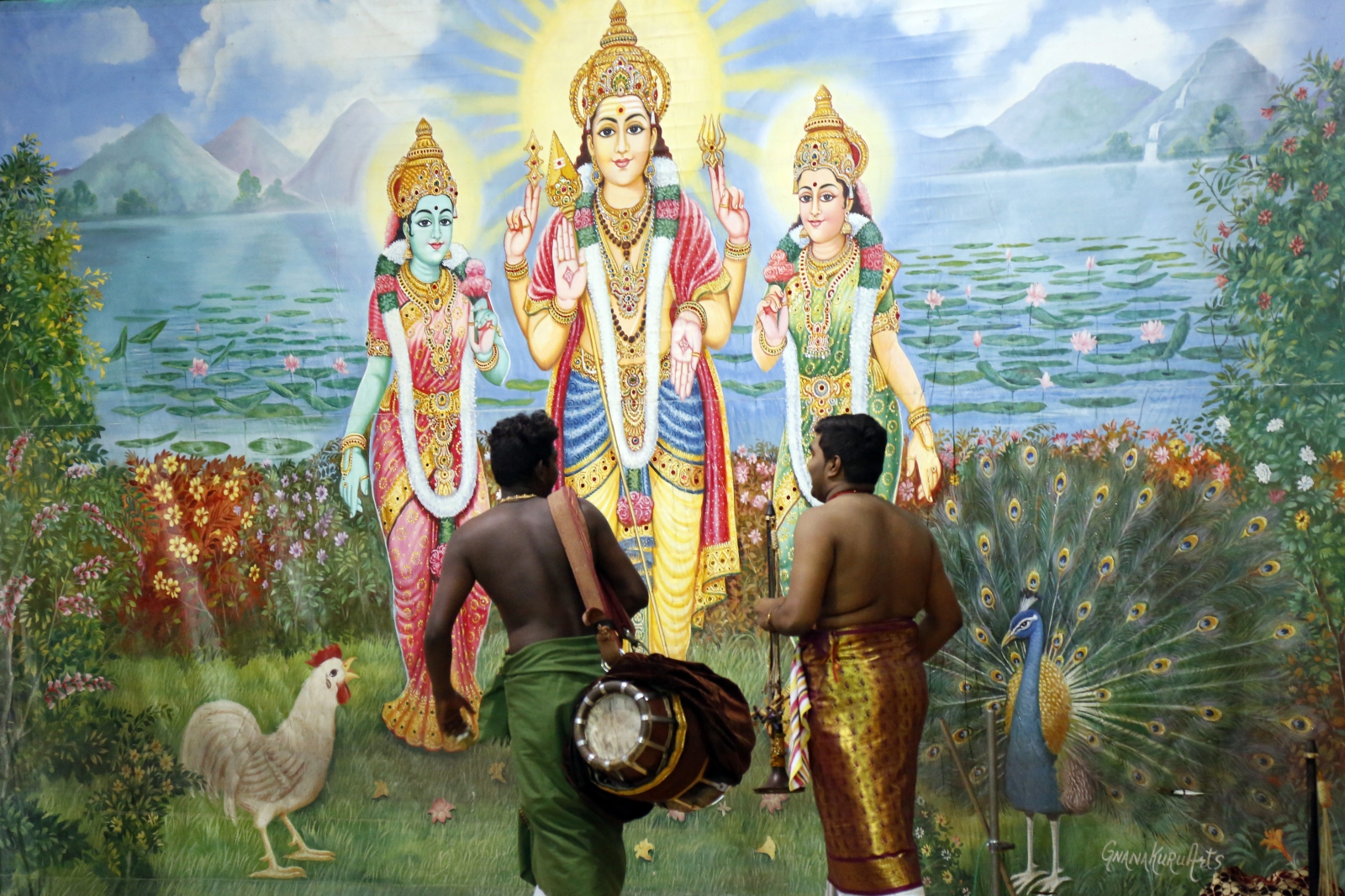 Mężczyźni oddają cześć bogu Muruga - świątynia Subramaniam na Sri Nalce