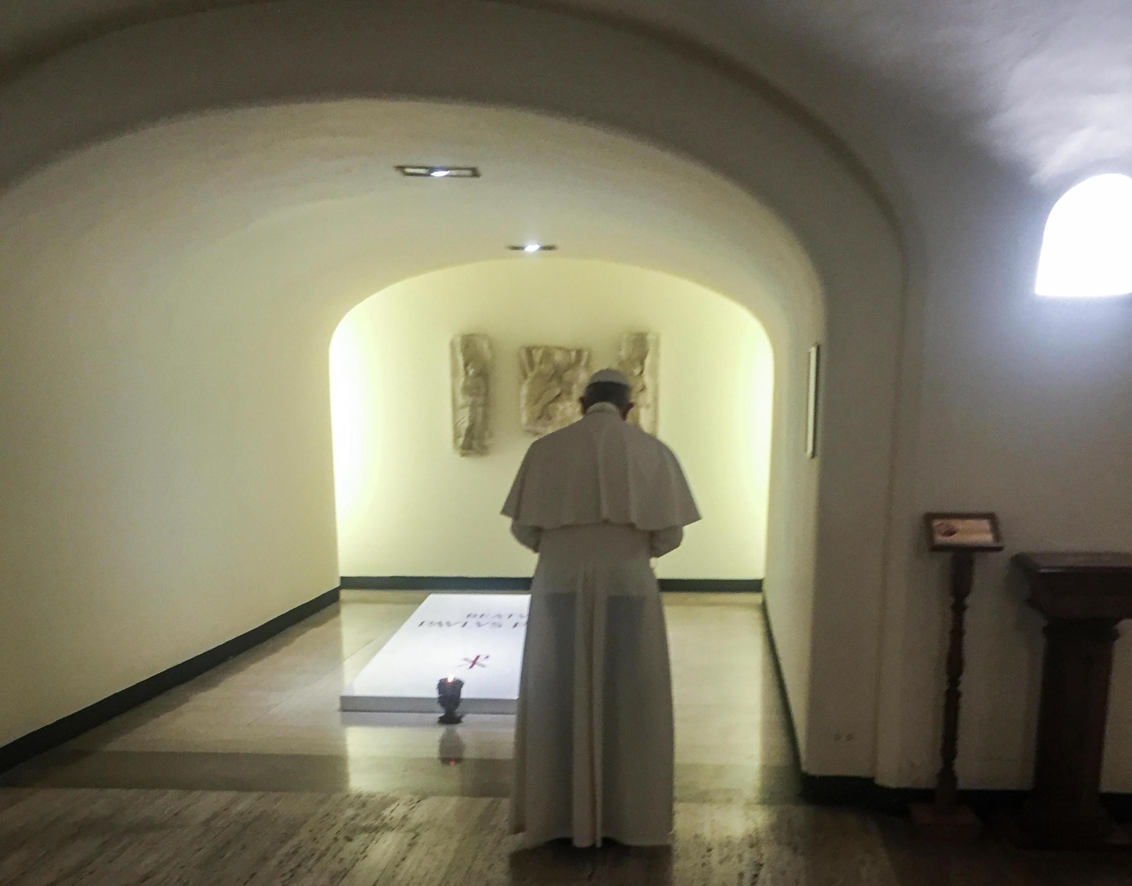 Franciszek na grobie papieża Pawła VI, Watykan