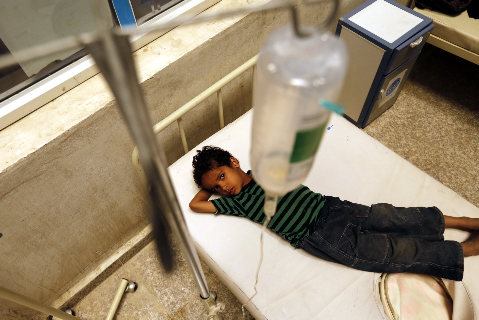 Dziecko zarażone cholerą w Jemenie