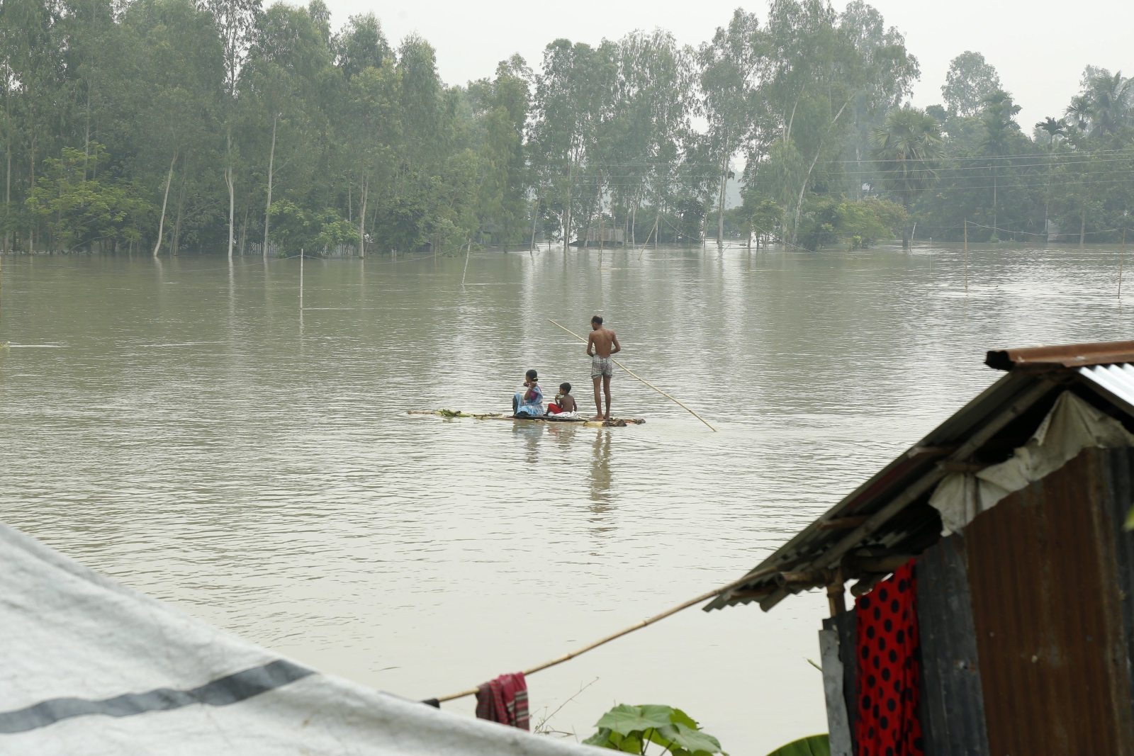 epa06148565 A flood affected family move with a banana raft at Sariakandi, Bogra, Bangladesh, 17 August 2017. According to authorities, floods caused by heavy rainfall lashing Bangladesh during the past week have left at least 56 people dead and affected 4.5 million. Affected people are waiting to get more relief as they are in shortage of food and drinking water in the shelter centers.  EPA/ABIR ABDULLAH 
Dostawca: PAP/EPA.