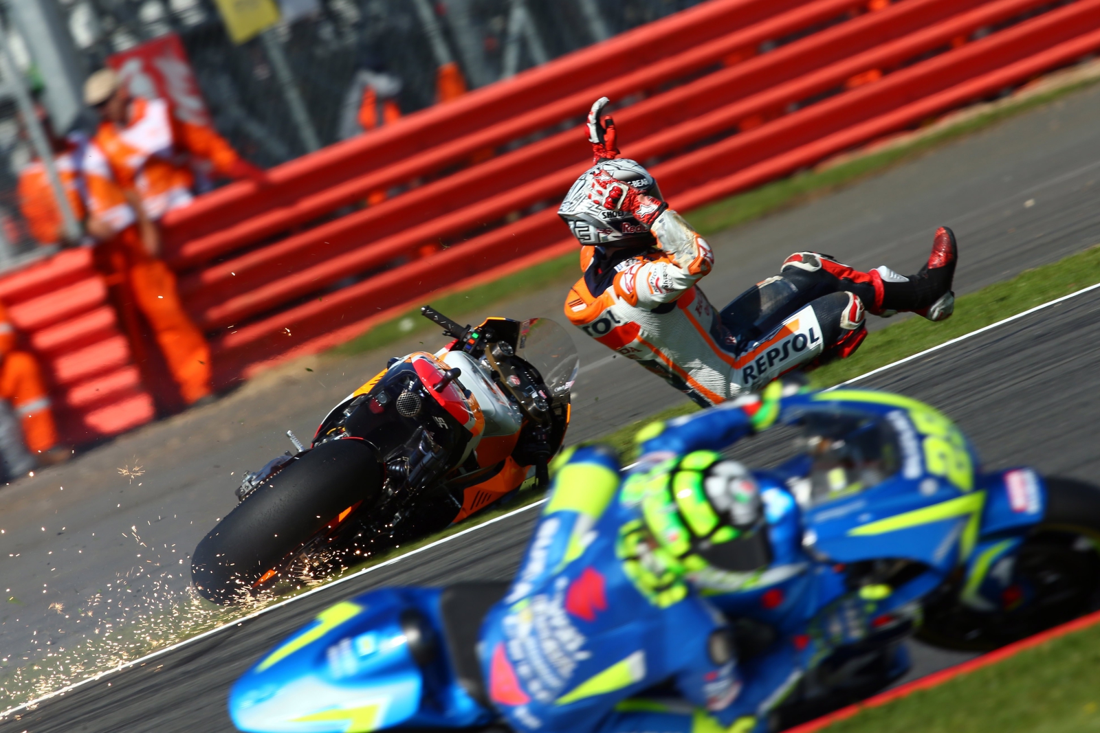 Hiszpański motocyklista Marc Marquez rozbija się w czasie British Motorcycling Grand Prix w Northampton, Wielka Brytania.