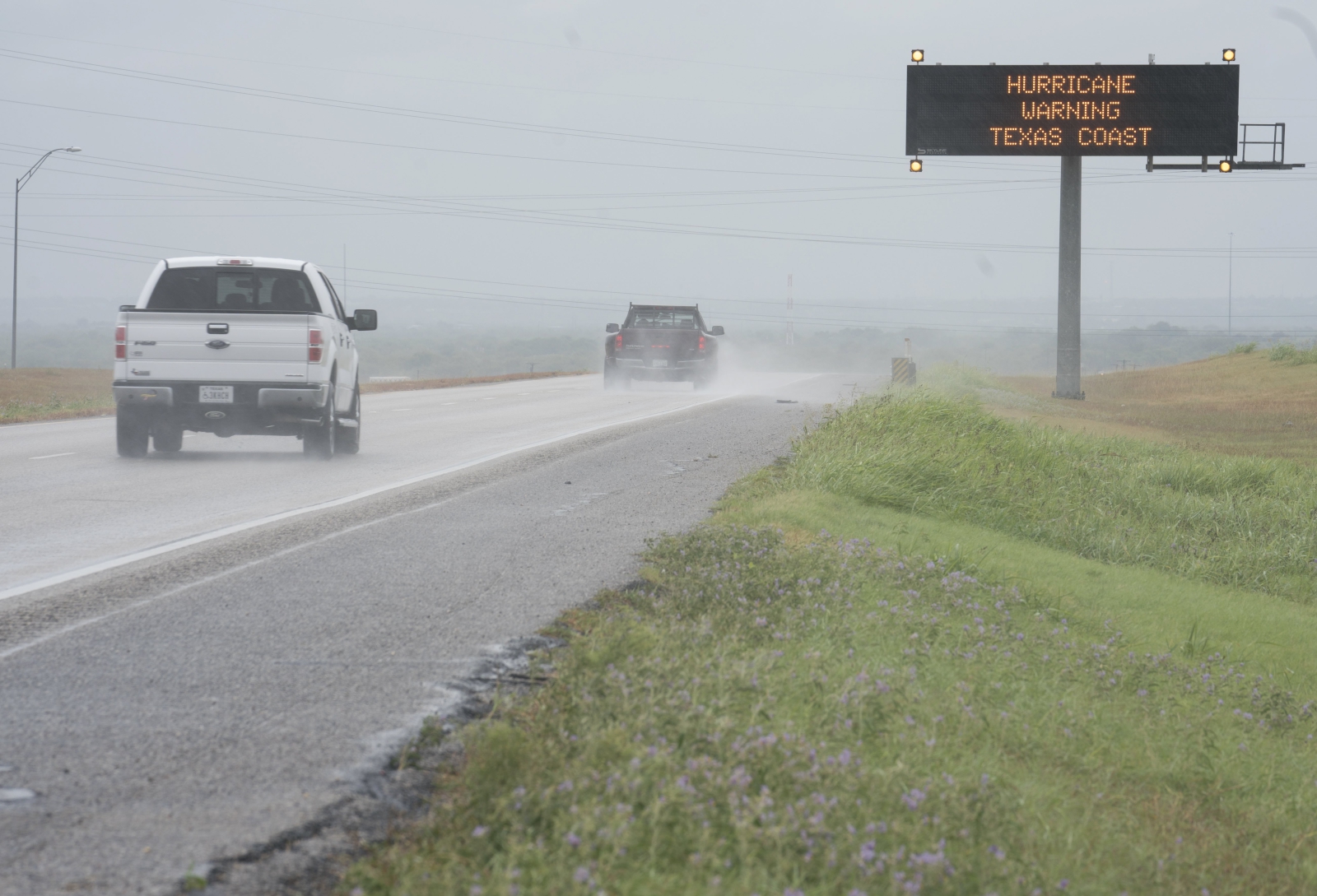 W Texasie pojawiają się już ostrzeżenia przed nadchodzącym huraganem Harvey.