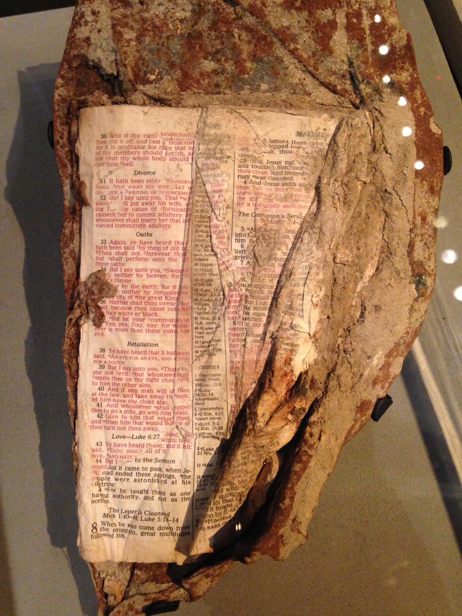 Biblia odnaleziona w gruzach World Trade Center 
