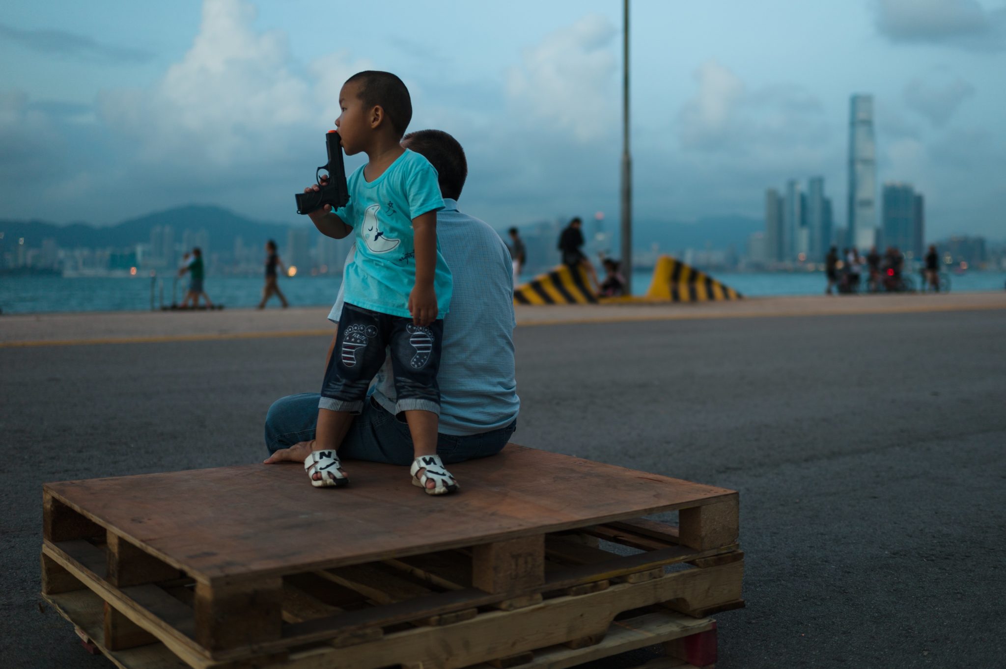 Zwyczajny dzień w Hong Kongu, dziecko z bronią, Fot:  Jerome Favre, PAP/EPA