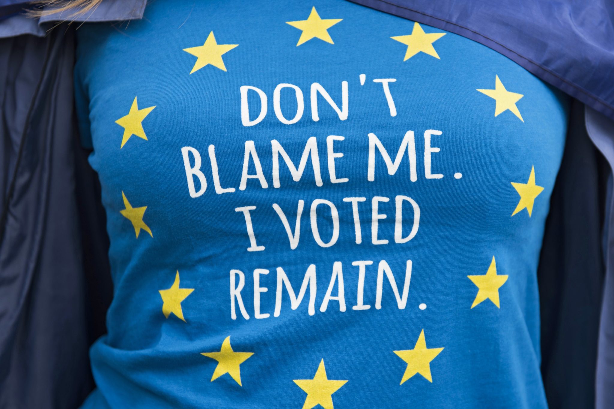Protest przed Parlamentem w Londynie, t-shirt noszony przez przeciwników Brexitu. Cały czas trwają negocjacje, co do podstaw porozumienia o wyjściu Wielkiej Brytanii z Unii Europejskiej, fot: Will Oliver, PAP/EPA 