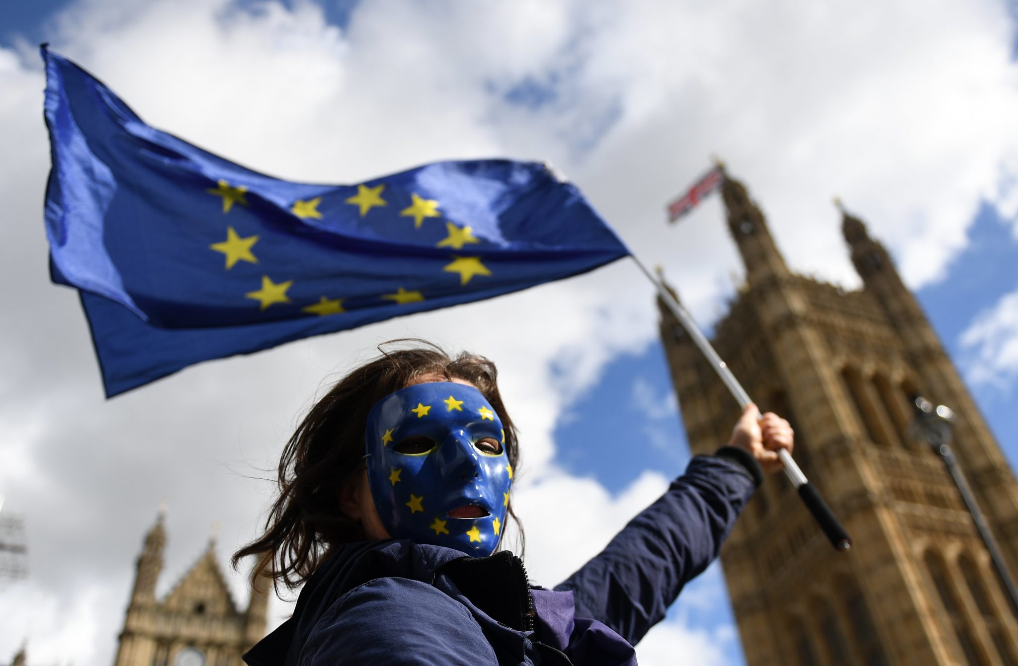 Protest przeciwko Brexitowi (przed parlamentem Wielkiej Brytanii), Parlament przygotowuje projekt ustawy o wyjściu Wlk. Brytanii z UE, która przeniesie zapisy unijnego prawa do prawa brytyjskiego, zapewniając ciągłość prawa, fot: Andy Rain, PAP/EPA