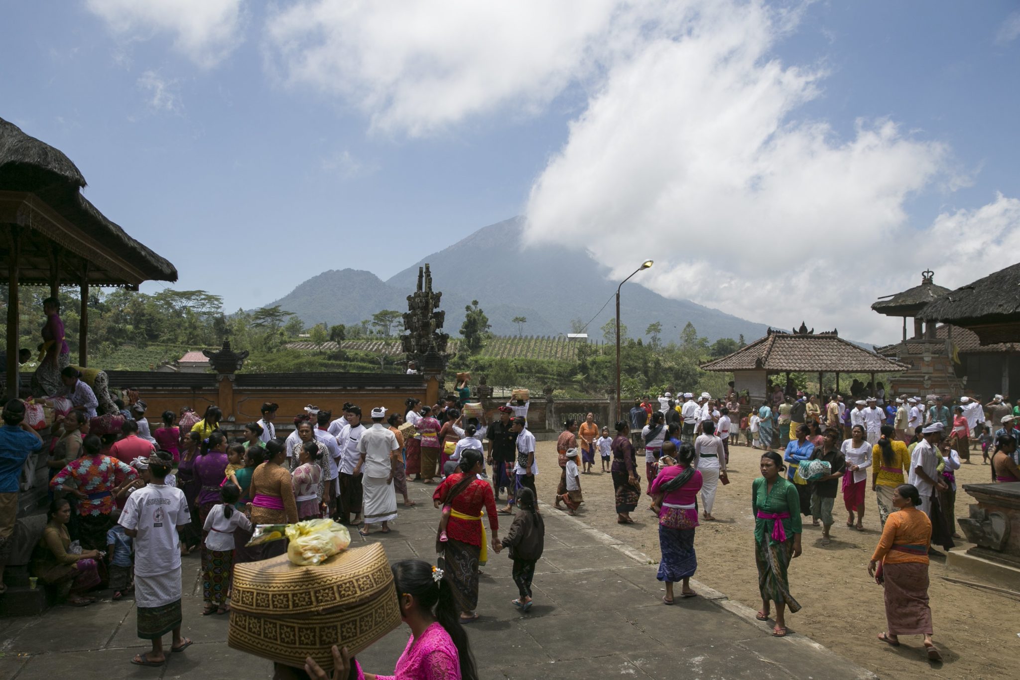Indonezja.122.000 ludzi ucieka z Bali po wybuchu wulkanu Agung. fot: PAP