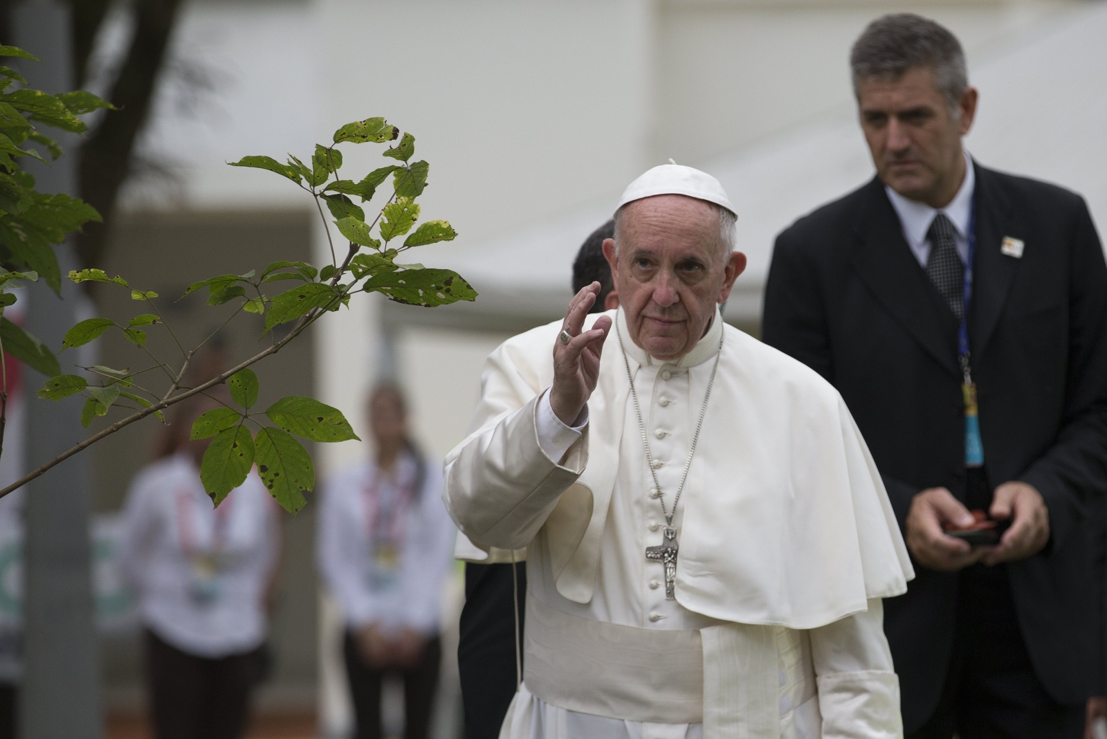 epa06193239 Pope Francis bless a tree during an event to promote the reconciliation at Los Fundadores park in Villavicencio, Meta, Colombia, 08 September 2017. The Pontiff is in Colombia on a five-day official visit.  EPA/Orlando Barria 
Dostawca: PAP/EPA.