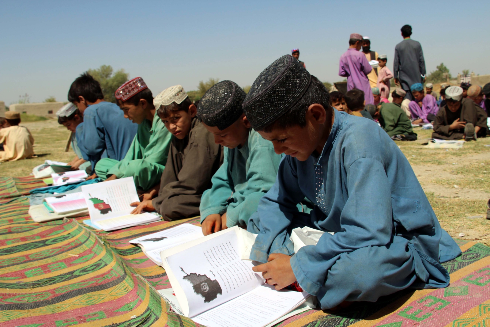 Szkoła pod chmurką w Afganistanie. fot. EPA/WATAN YAR