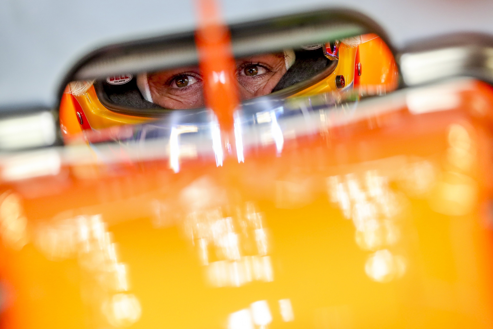 Hiszpański kierowca wyścigowy Fernando Alonso prowadzący bolid McLaren-Hondy w czasie Grand Prix w Singapurze.