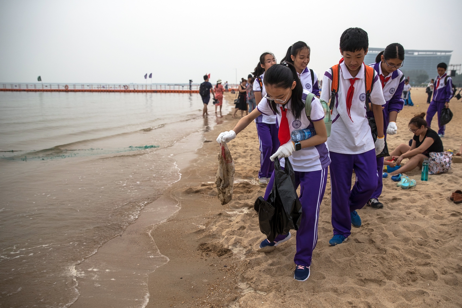 Uczniowie sprzątają plaże w Tianjin, Chiny