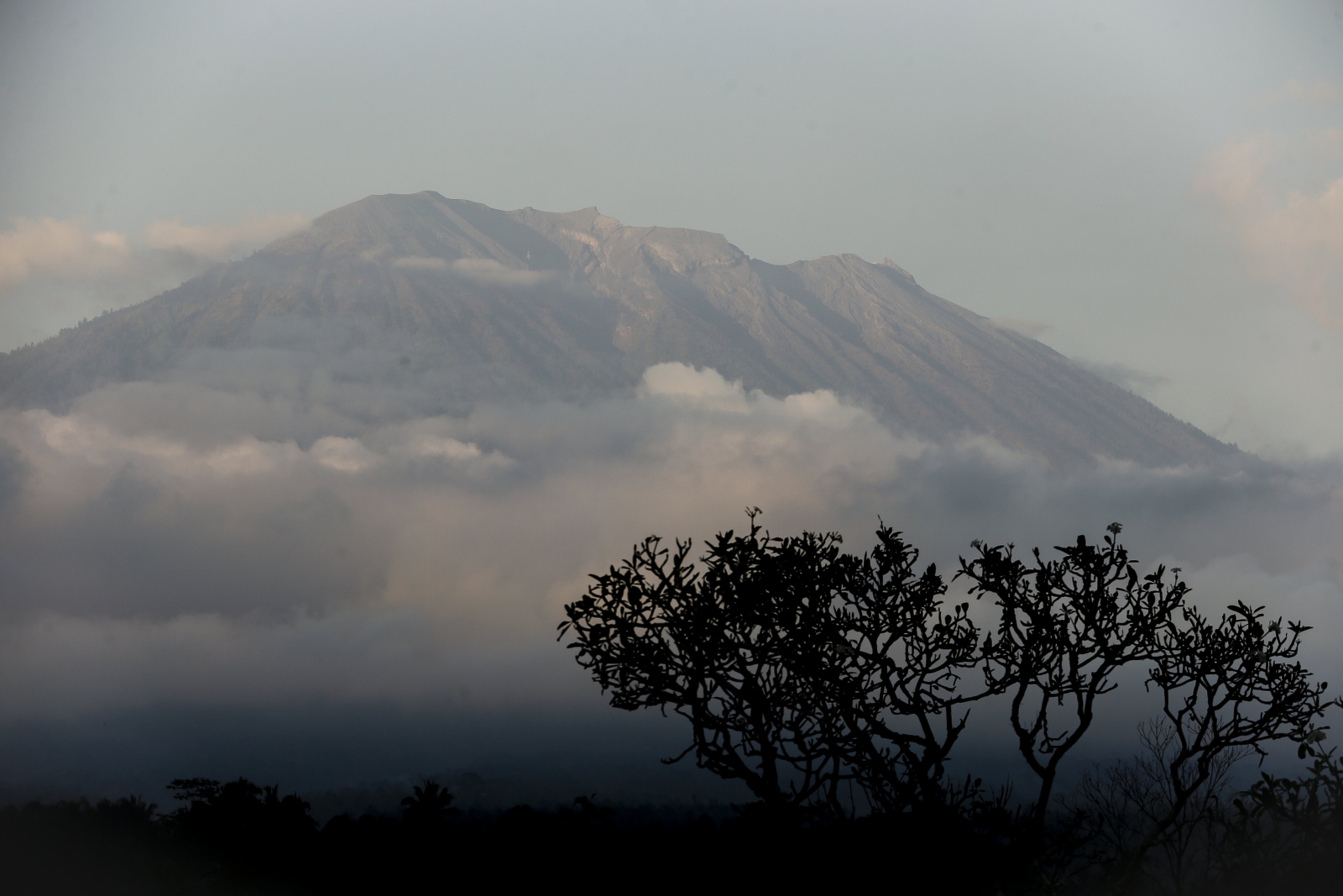 Wzrost aktywności wulkanu Mount Agung w Karangasem, na Bali EPA/MADE NAGI 
