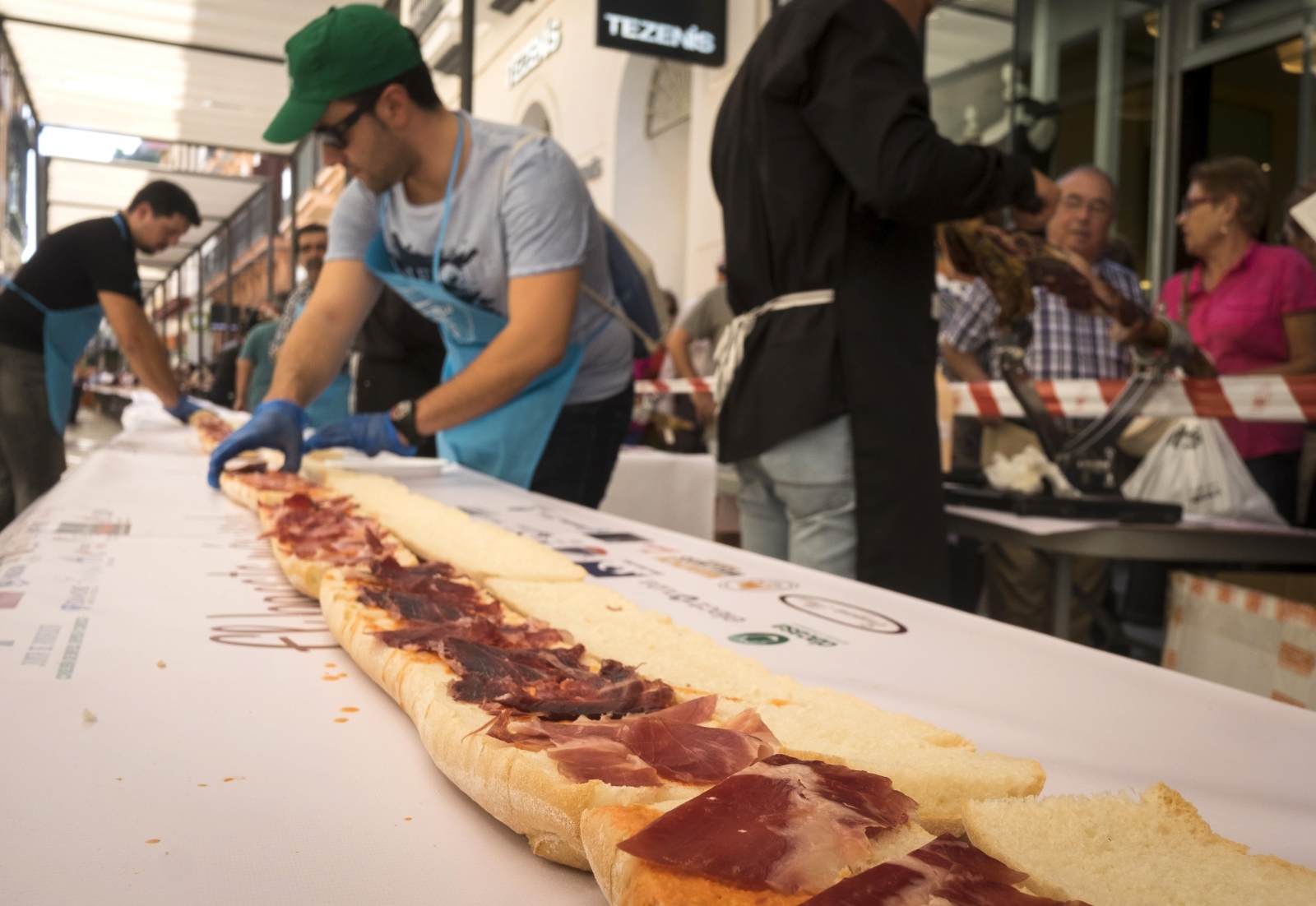 Bicie rekordu Guinessa na najdłuższą kanapkę, Hiszpania  EPA/JULIAN PEREZ 