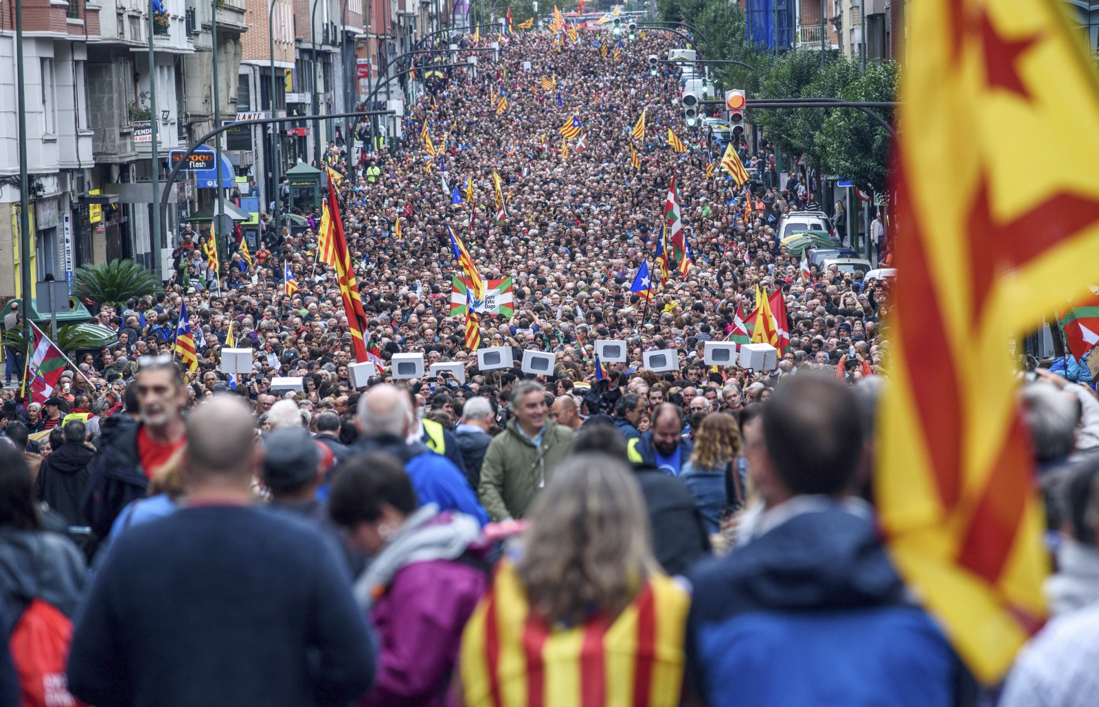 Demonstracja dotycząca referendum ws. niepodległości Katalonii. fot. EPA/Javier Zorrilla