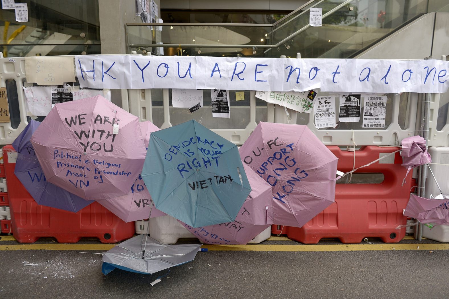 Setki Hongkończyków wyszły w czwartek na ulice, by demonstrować z okazji trzeciej rocznicy wybuchu „rewolucji parasolek”. fot:  newsweek.pl